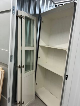 Vetrina Ikea Bianca in Legno con Ripiani e Ante