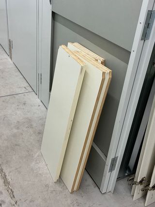 Vetrina Ikea Bianca in Legno con Ripiani e Ante