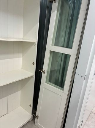 Vetrina Ikea Bianca in Legno con Ripiani e Ante