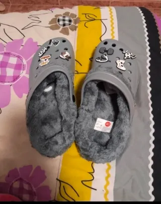 Zuecos grises talla 40 con forro