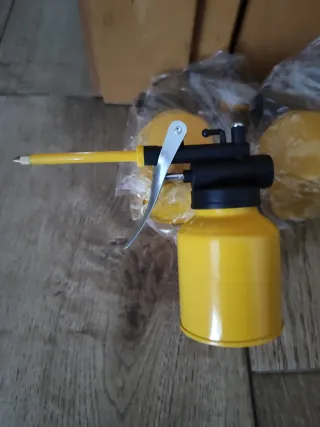 Aceitera metálica amarilla nueva a estrenar