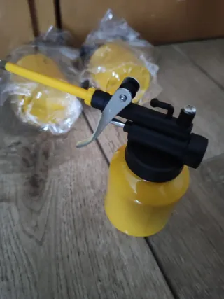 Aceitera metálica amarilla nueva a estrenar