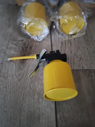 Aceitera metálica amarilla nueva a estrenar