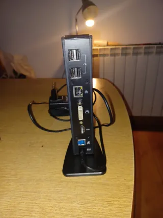Adaptador de corriente para pantalla