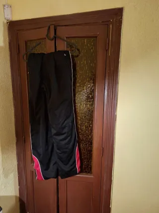 Pantalón de chándal negro y rojo
