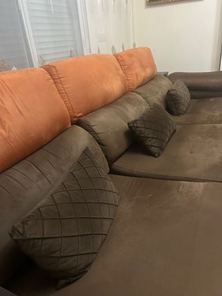 Sofá chaise longue marrón y naranja