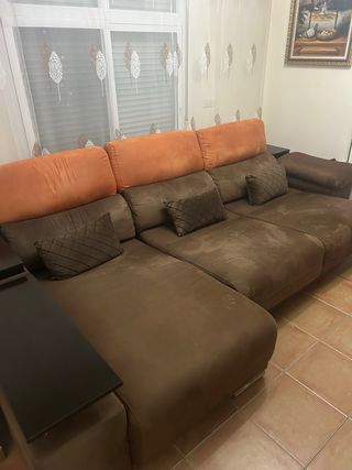 Sofá chaise longue marrón y naranja