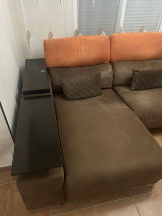 Sofá chaise longue marrón y naranja