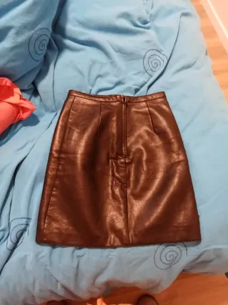 Falda cuero negra tachuelas