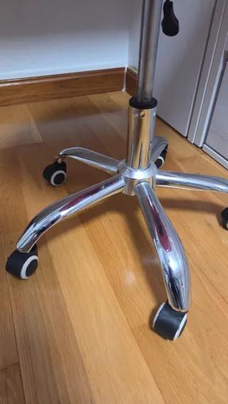 Silla de escritorio rosa con ruedas