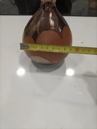 Jarrón de terracota y metal