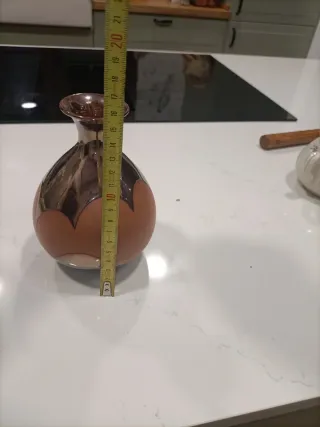 Jarrón de terracota y metal