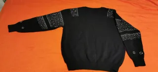 Jersey negro con pedrería y ojales