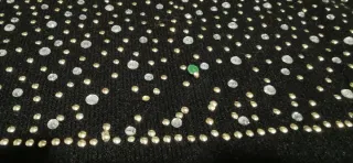 Jersey negro con pedrería y ojales