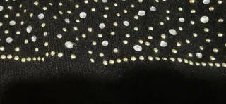 Jersey negro con pedrería y ojales