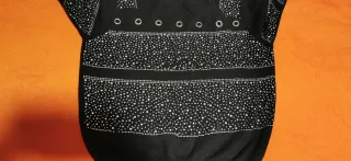 Jersey negro con pedrería y ojales