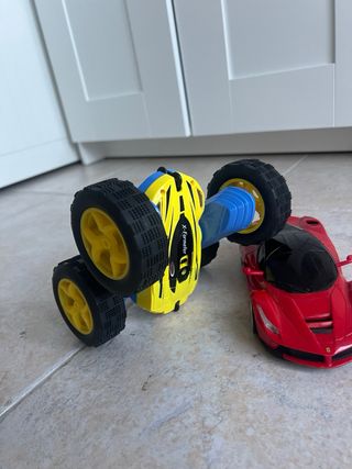 Pack 2 coches: Ferrari rojo y acrobático azul