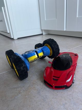 Pack 2 coches: Ferrari rojo y acrobático azul