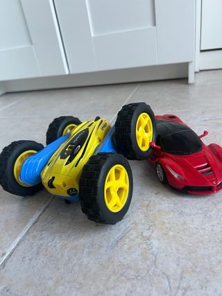 Pack 2 coches: Ferrari rojo y acrobático azul
