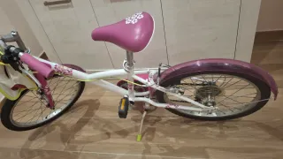 Bicicleta infantil rosa con casco