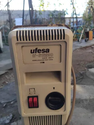 Radiador de aceite beige y gris