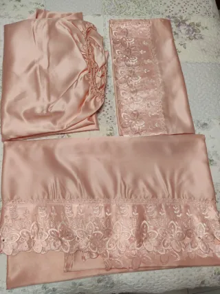 Juego de sábanas rosa con bordado