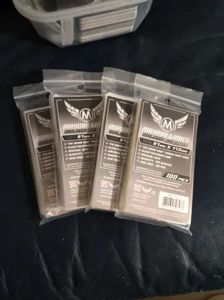 Fundas Mayday Magnum 61x112mm Tarot (100 uds)