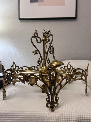 Lámpara de techo dorada con cristales