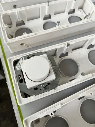 Enchufes e interruptores blancos