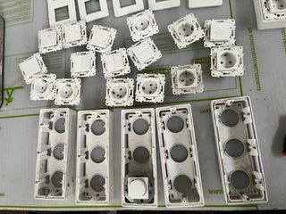 Enchufes e interruptores blancos