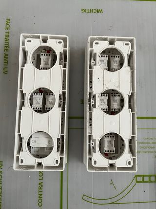 Enchufes e interruptores blancos