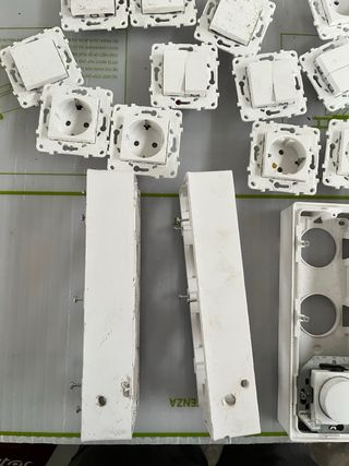 Enchufes e interruptores blancos