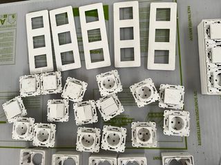 Enchufes e interruptores blancos