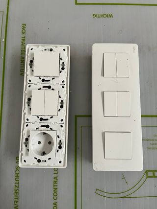 Enchufes e interruptores blancos