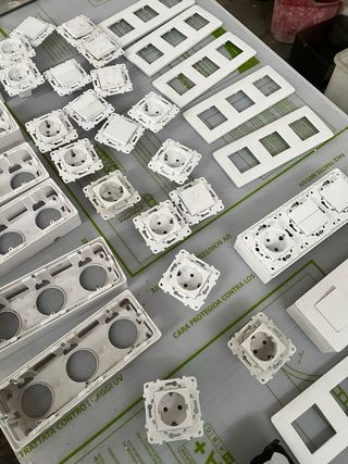 Enchufes e interruptores blancos