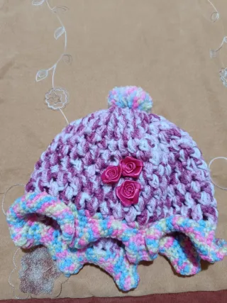 Cappellino fatto a mano con pompon e rose