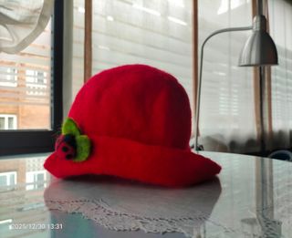 Sombrero de fieltro rojo