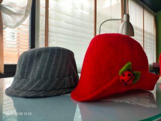 Sombrero de fieltro rojo