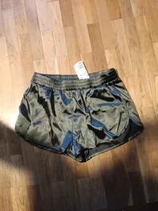 Pantalón corto satén verde talla 38