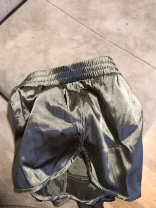 Pantalón corto satén verde talla 38