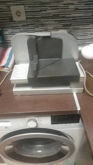 Cortadora de fiambre plateada