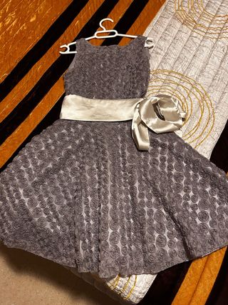 Vestido gris con fajín dorado talla S