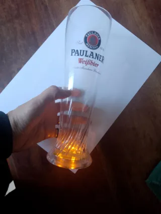 Bicchiere Birra Paulaner Weissbier con illuminazio