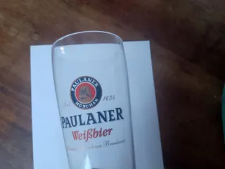 Bicchiere Birra Paulaner Weissbier con illuminazio