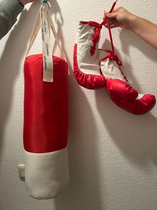 Saco y guantes de boxeo rojos y blancos