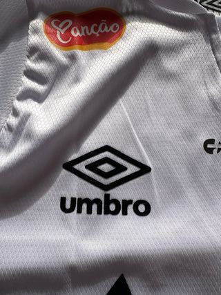 Camiseta de fútbol Umbro Blanca y Negra