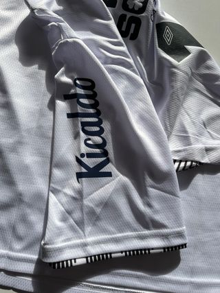 Camiseta de fútbol Umbro Blanca y Negra