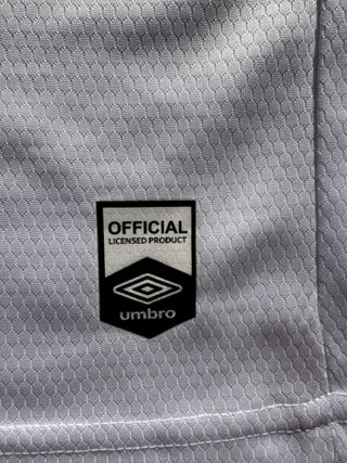 Camiseta de fútbol Umbro Blanca y Negra