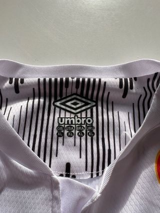 Camiseta de fútbol Umbro Blanca y Negra