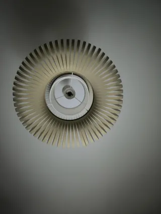 Lámpara de techo beige y madera